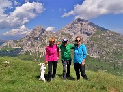 04 Con amica Prisca compagna di tante escursioni e sorella Flory con vista dal Vindiolo su Arera e Corna Piana